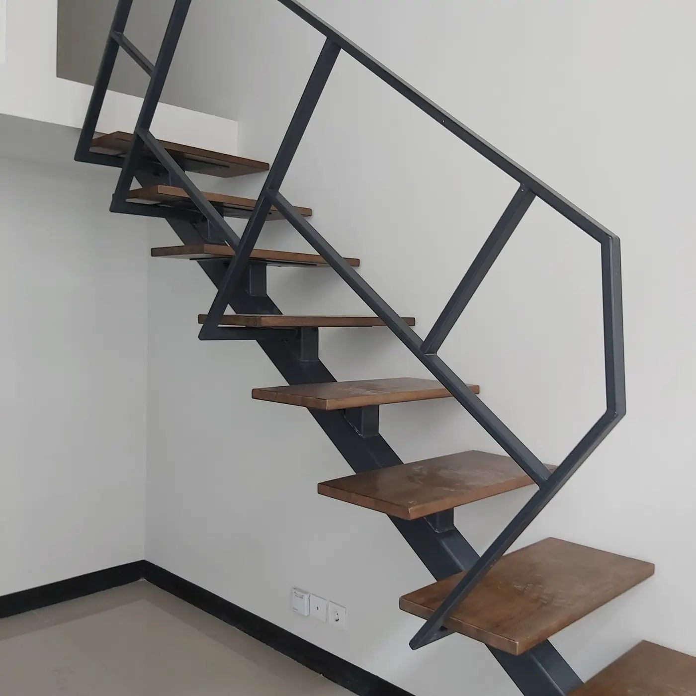Railing Balkon & Tangga Mezanine — Apartemen Amega
