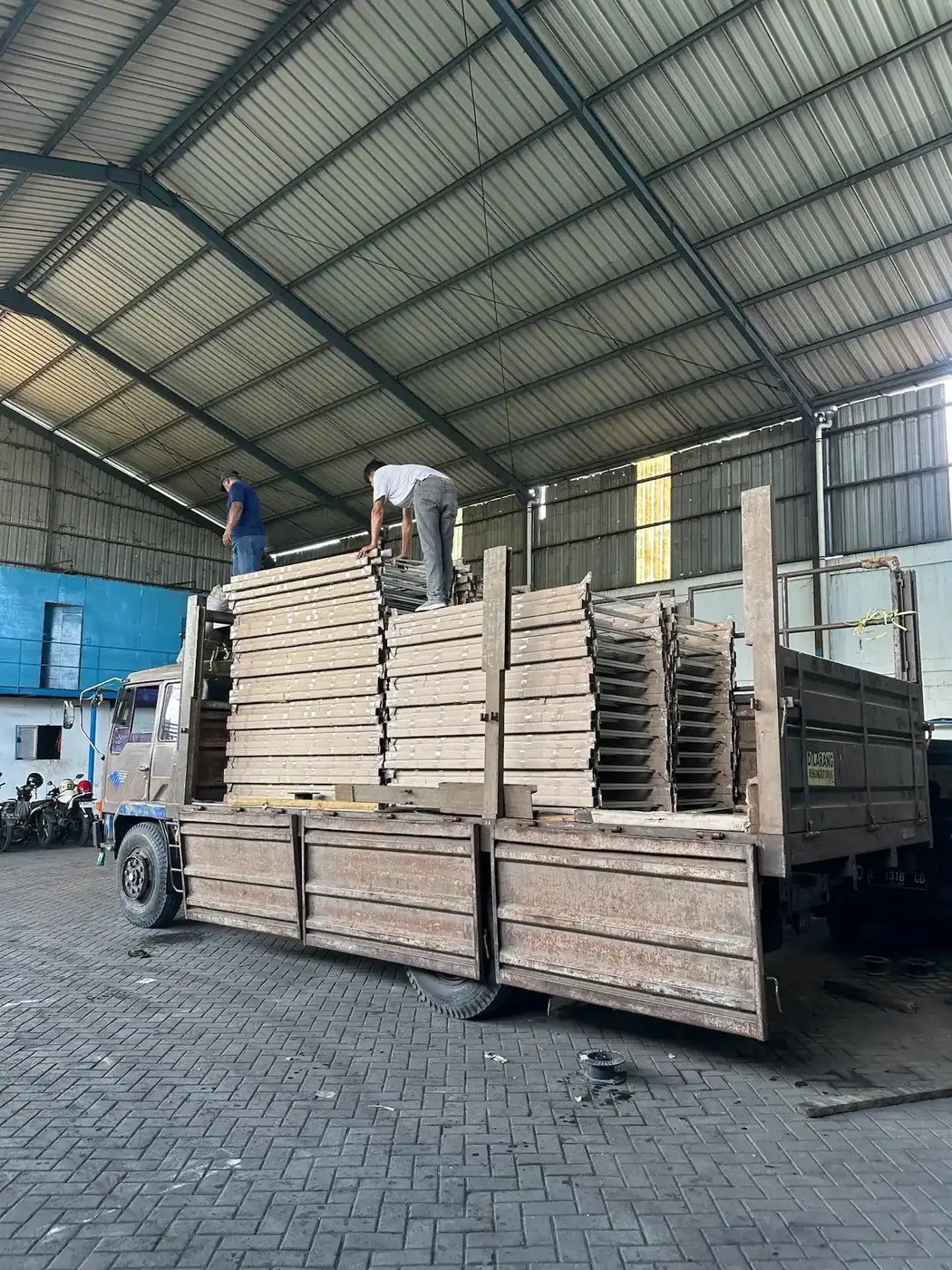 Pemuatan kiriman ke lokasi proyek