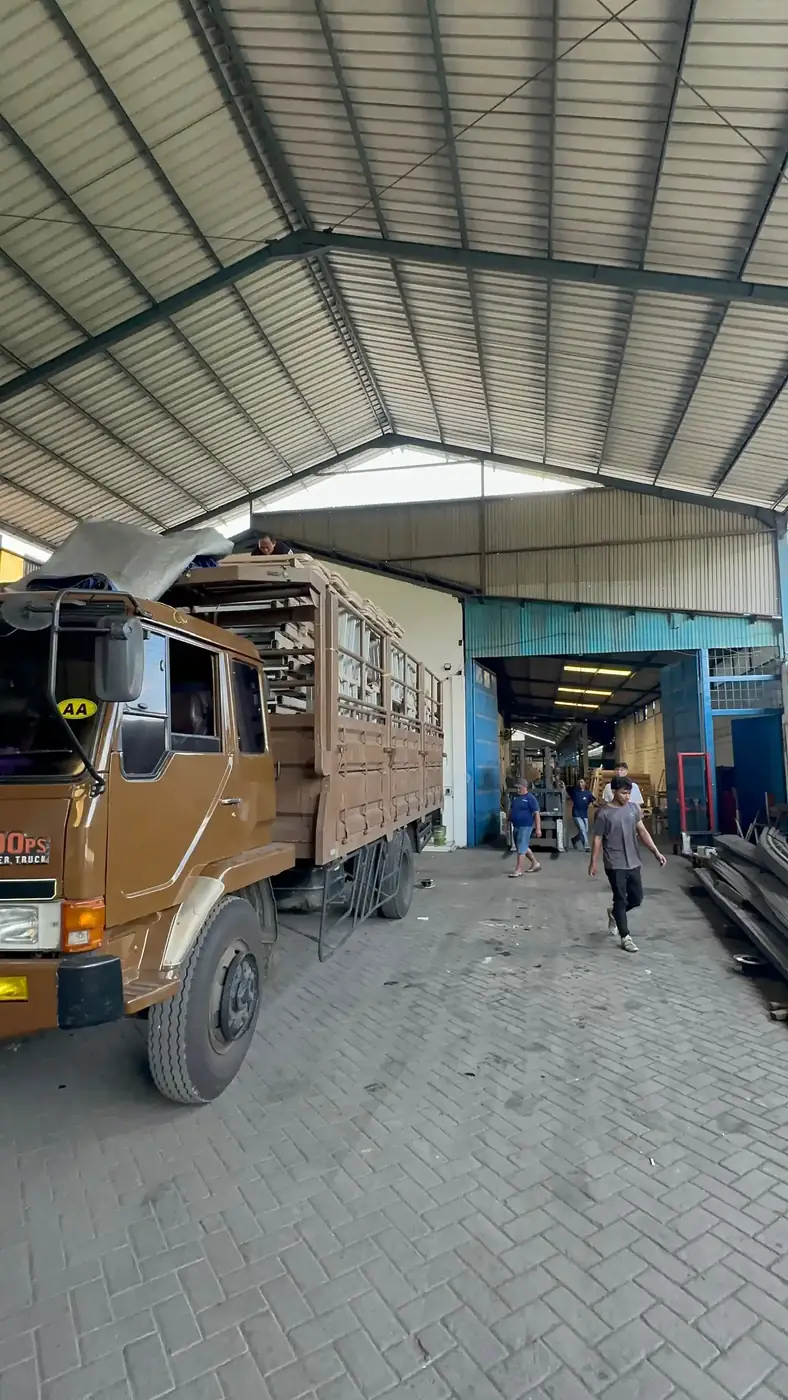 Truk pengiriman di area workshop