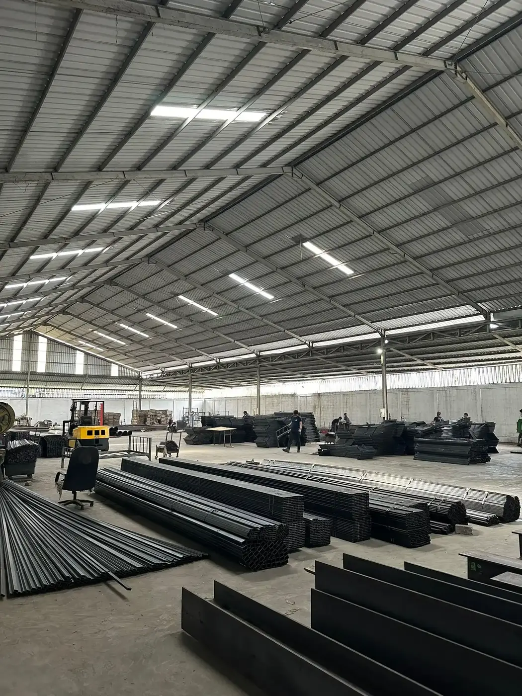Stok material besi di workshop