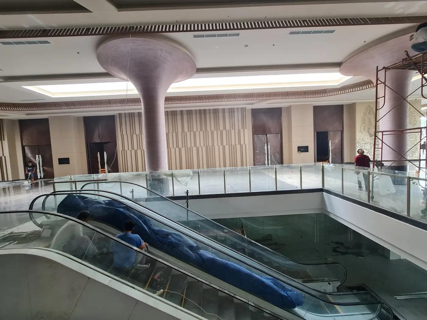 Railing Kaca & Bronze Lobby — Grand Mercure Hotel